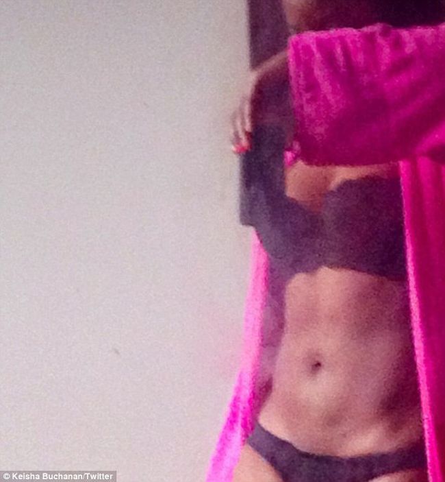 Fosta membra Sugababes, Keisha Buchanan, se lauda cu un abdomen de invidiat pe Twitter. Ce parere ai: are sau nu unul dintre cele mai sexy corpuri din showbiz?