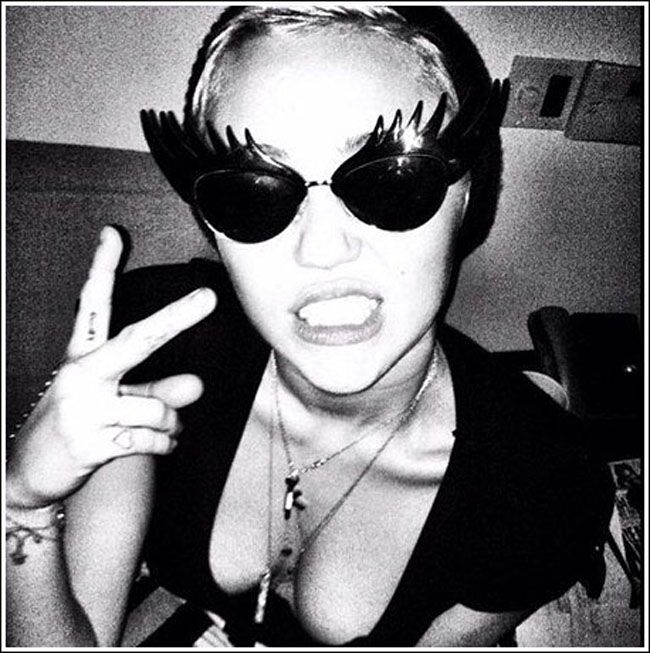 Miley Cyrus isi afiseaza din nou decolteul sexy pe Twitter. Cum a pozat nonconformista cantareata