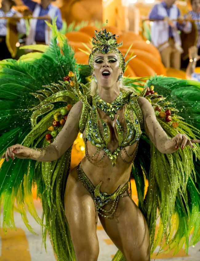 Megan Fox le face concurenta braziliencelor sexy la Carnavalul de la Rio. Cum s-a afisat vedeta