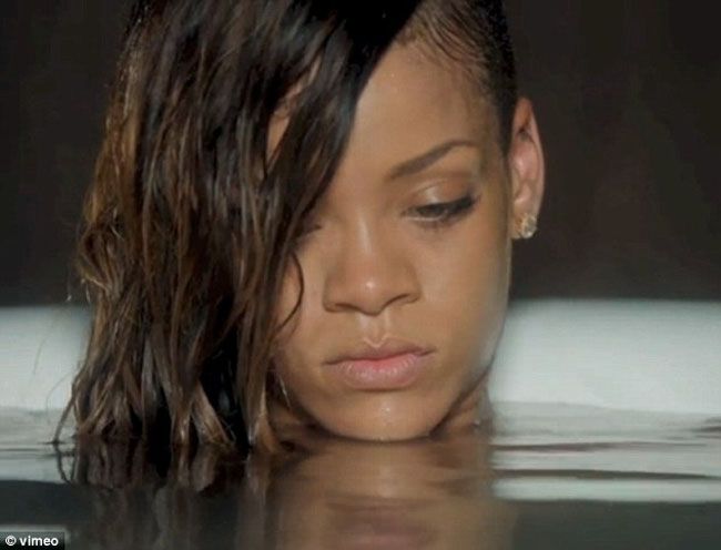 Rihanna, goala si vulnerabila in ultimul ei videoclip. Cum arata cantareata fara haine si fara machiaj VIDEO