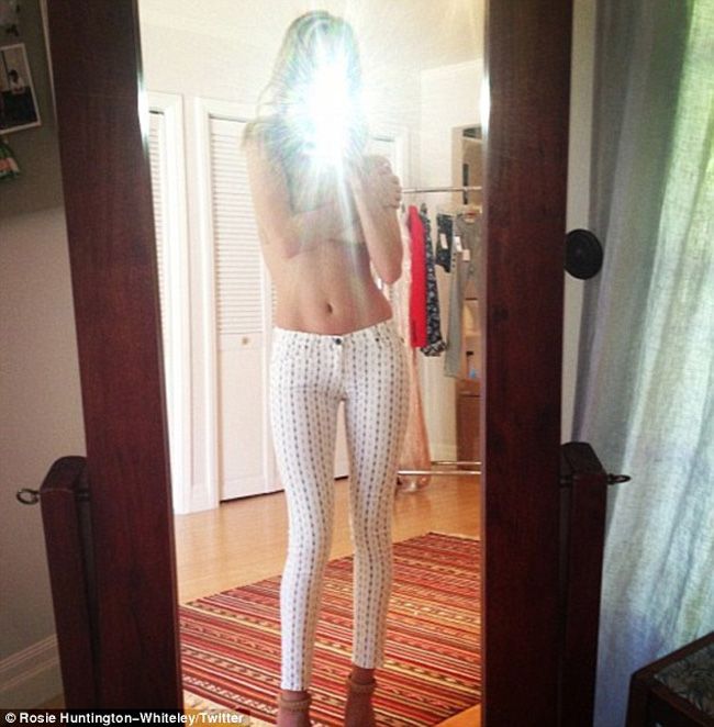 Rosie Huntington-Whiteley isi arata noii blugi pe Twitter, pozand topless. Cine a avut insa ochi pentru pantaloni?