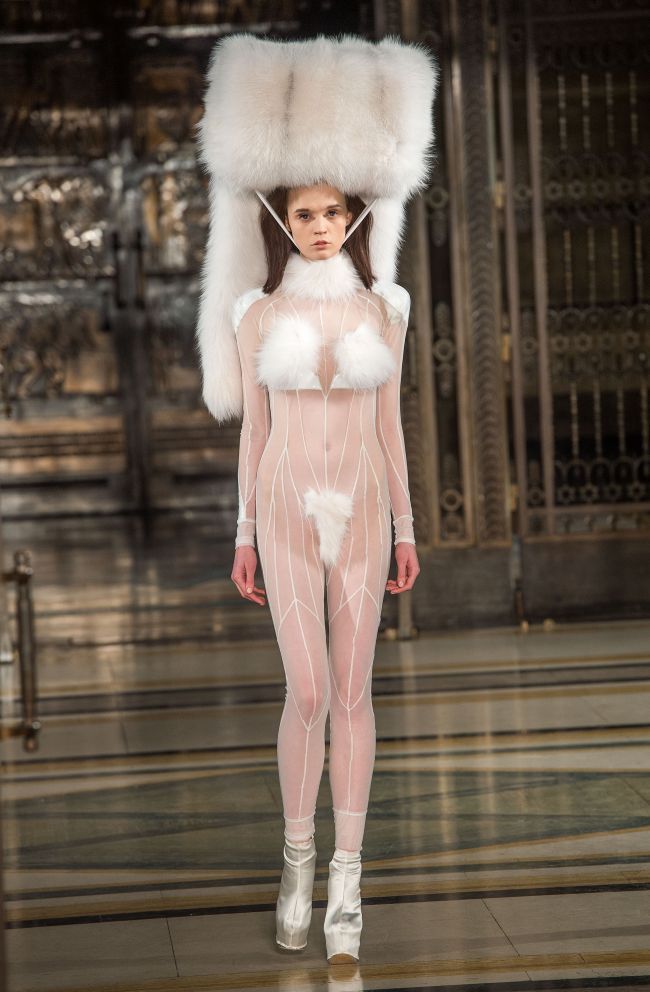 Pam Hogg toamna-iarna 2013/2014, cea mai scandaloasa prezentare de la London Fashion Week - modelele au defilat goale. Imagini nerecomandate pudicilor