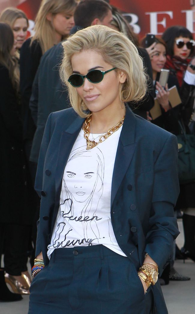Rita Ora i-a facut concurenta modelului&nbsp;Rosie Huntington-Whiteley la London Fashion Week. Cu ce detaliu a atras atentia cantareata