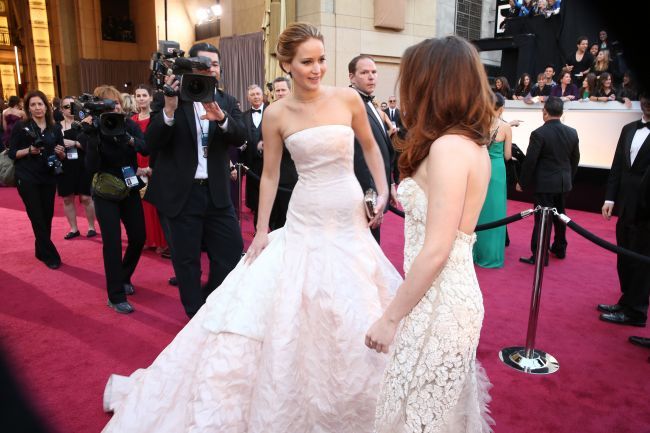 Inca un moment jenant pentru Jennifer Lawrence: a cazut pe scari in momentul in care mergea sa isi ridice Oscarul