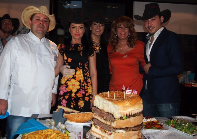 Stefan Stan si Andreea Mantea, deghizati in cowboy. Au renuntat la diete si au mancat din cel mai mare hambuger din Europa FOTO