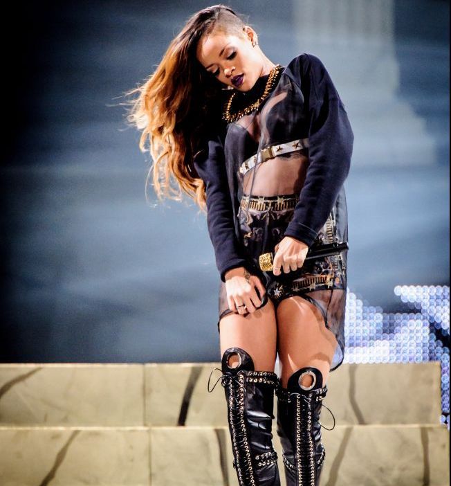 Gestul vulgar facut de Rihanna in timpul concertului care i-a scandalizat pe fanii ei mai pudici