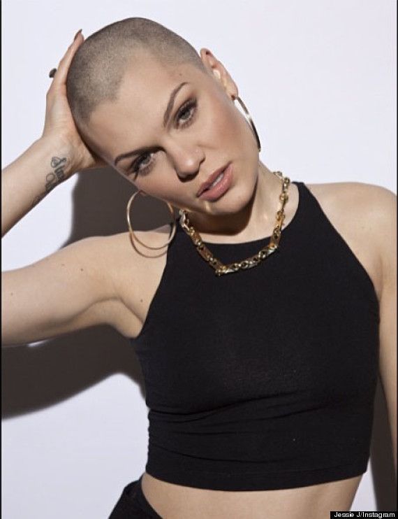 Jessie J se lauda cu o noua culoare a parului. Cantareata s-a pozat in vacanta in costum de baie si arata senzational
