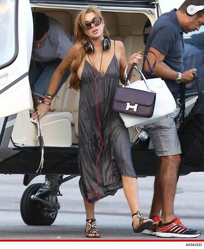 Lindsay Lohan, surprinsa din nou fara sutien, cu sanii revarsandu-se dintr-o rochie mult prea mica