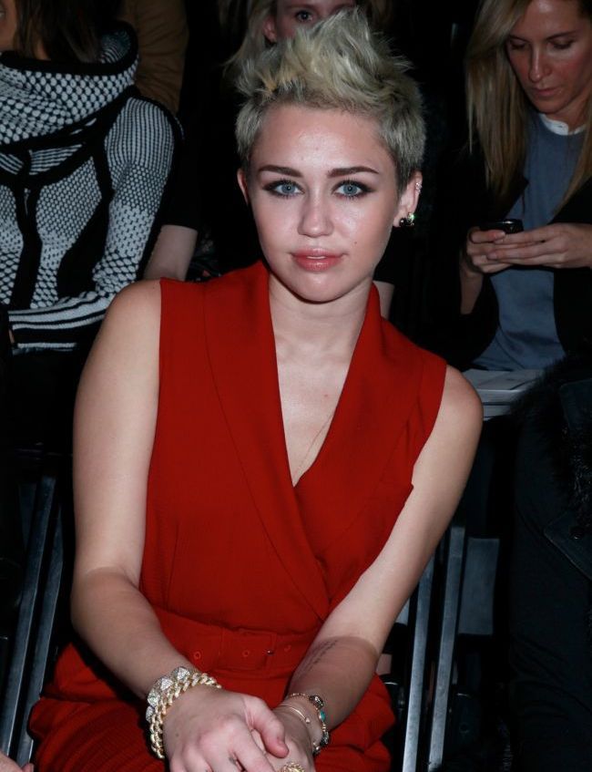 Miley Cyrus, victima unei crize sentimentale? Vedeta a fost surprinsa de paparazzi fumand marijuana si fara inelul de logodna - FOTO