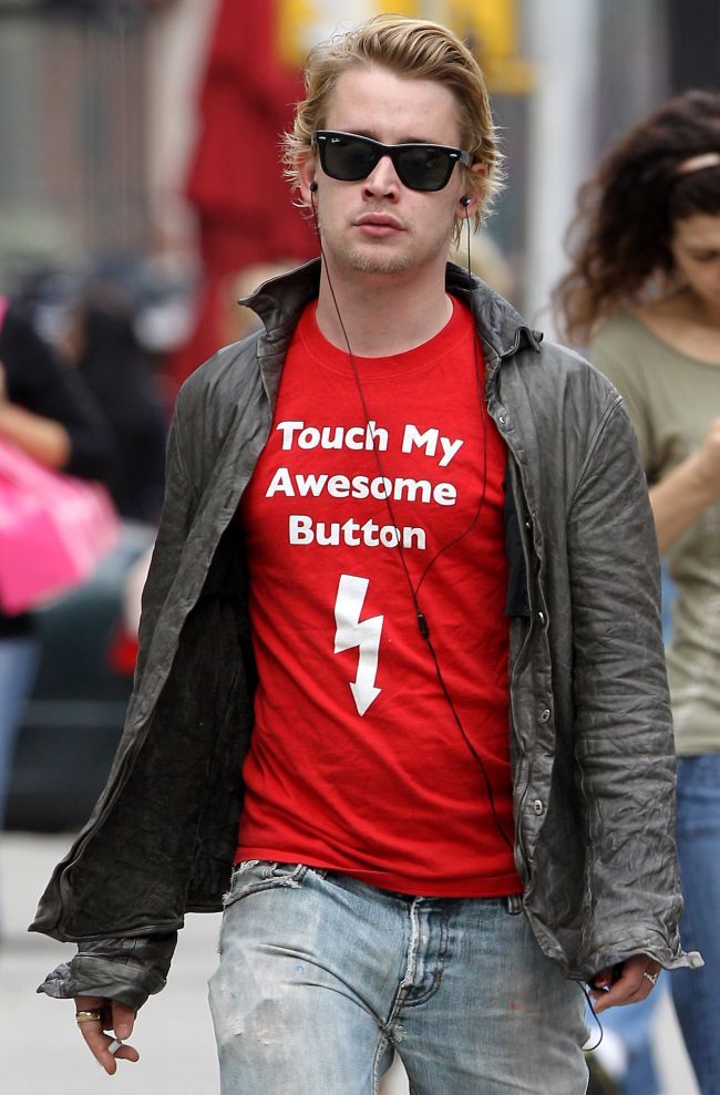 Ii hartuieste! : Macaulay Culkin, comportament bizar pe strazile din Londra. Actorul, acuzat ca ii urmareste pe Mila Kunis si Ashton Kutcher