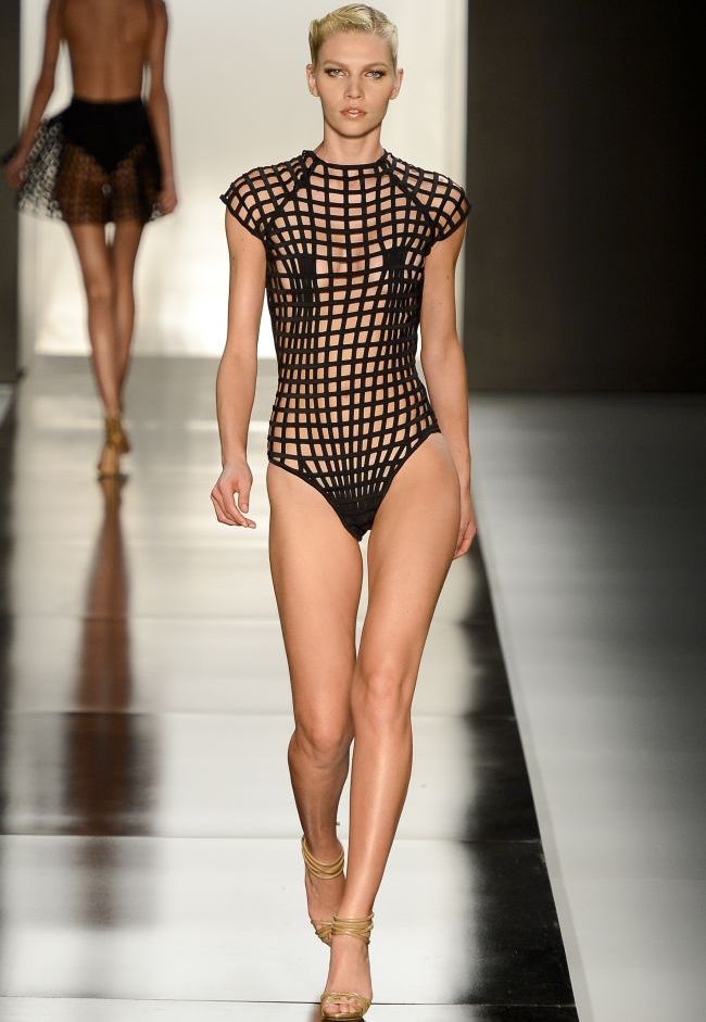 Modele cu posterioare lasate si acoperite de celulita la Rio de Janeiro Fashion Week. Imaginile care au uluit spectatorii