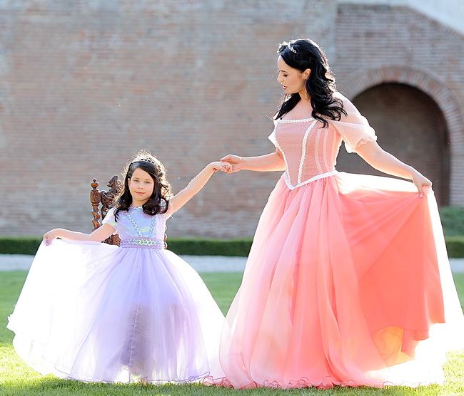 Andreea Marin si fiica sa, protagonistele unui pictorial inedit: s-au imbracat ca doua zane pentru premiera unui serial pentru copii
