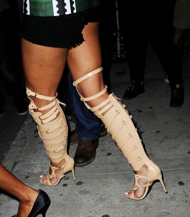 Rihanna, aparitie excentrica in New York. Motivul pentru care toata lumea s-a uitat la picioarele ei