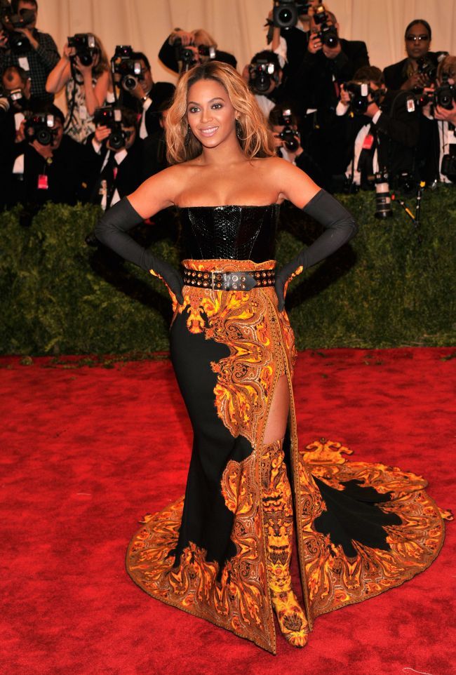 Beyonce, salvata de decolteul generos la Met Gala...pentru ca nimeni nu s-a mai uitat la rochia ei neinspirata