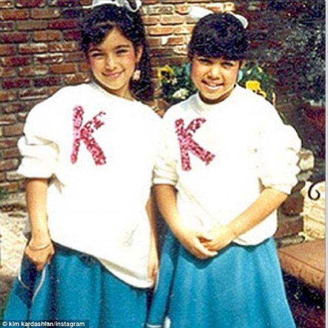 Kim si Kourtney Kardashian, pe vremea cand nu aveau aere. Cum arata cele doua intr-o imagine relaxata de familie