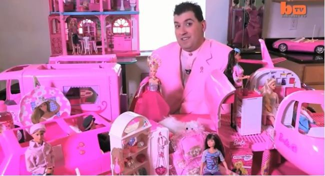 Barbatul Barbie. Un american si-a transformat casa intr-un adevarat templu dedicat celebrei papusi VIDEO