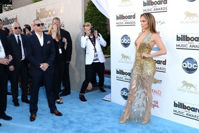 Asteptand-o pe sefa. Cat de amuzant a pozat Casper Smart in postura de bodyguard al lui J.Lo. la Billboard Music Awards