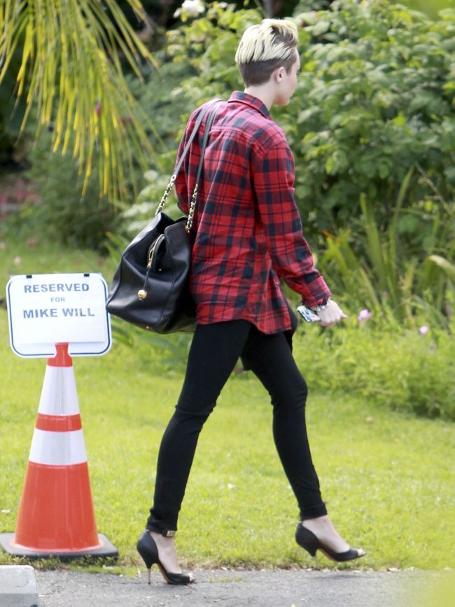 Miley Cyrus arata aproape anorexic intr-o pereche de skinny jeans imposibil de mulati