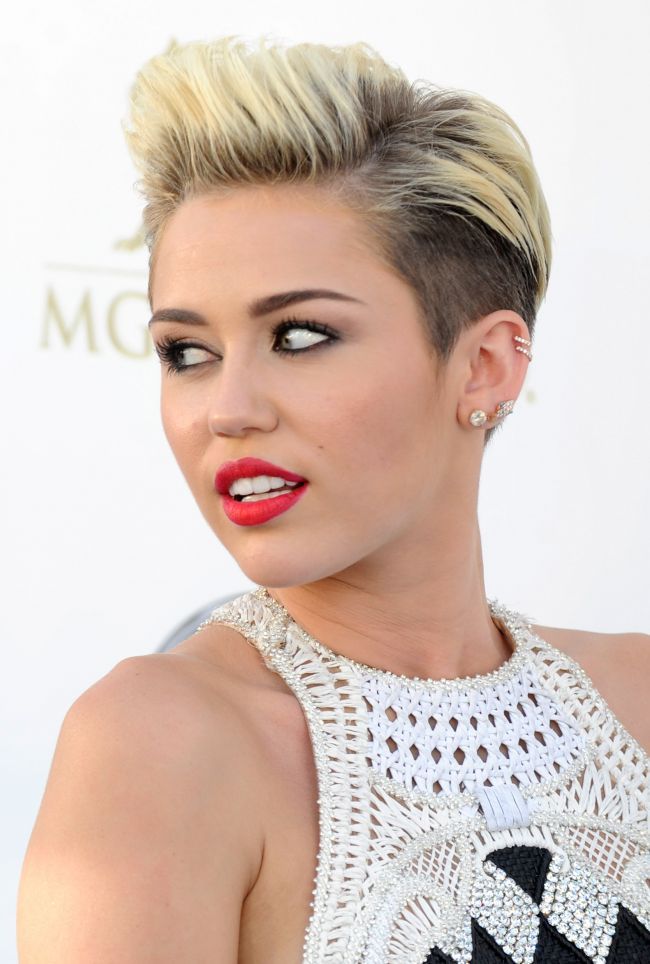 Dupa machiajul de clovn, Miley Cyrus imbraca un costum de arlechin pe covorul albastru. Cum arata tinuta total neinspirata din spate