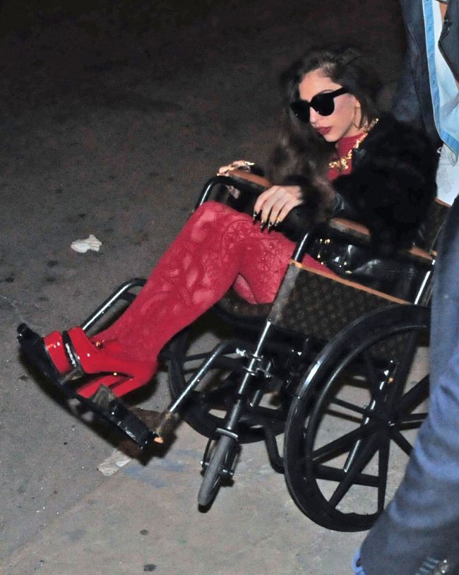 Operata la sold, Lady Gaga nu se potoleste: cu ce incaltaminte a iesit vedeta prin New York