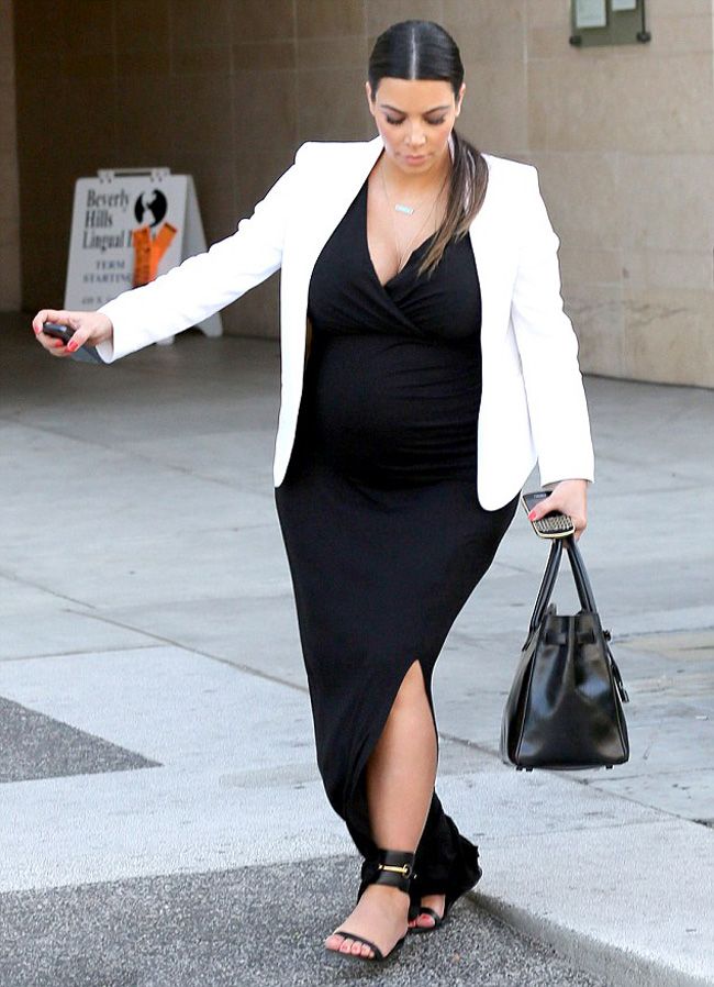 Kim Kardashian nu face alegeri vestimentare potrivite pentru o gravida. Vezi cum arata rochia in care s-a impiedicat si era sa cada
