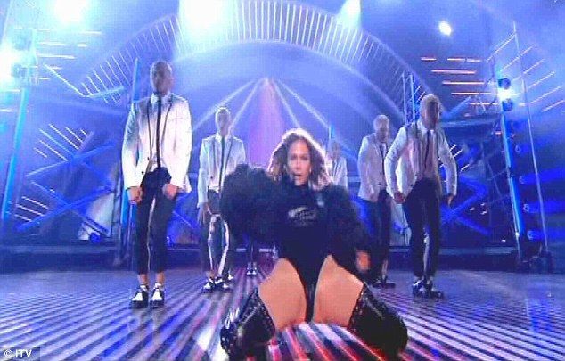 Nici negrul nu o avantajeaza prea tare! Jennifer Lopez a aratat la fel de rau in body-ul cu pene in varianta pe negru
