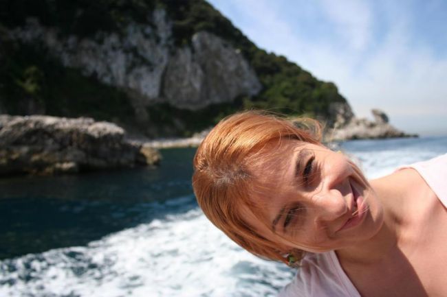 Varianta moderna a corporatistei: amuzanta, cool si curajoasa. Raluca Kisescu iese din tipare si lanseaza trenduri in marketing