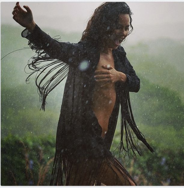 Inna danseaza in ploaie, in sanii goi. Cea mai incitanta fotografie postata de artista