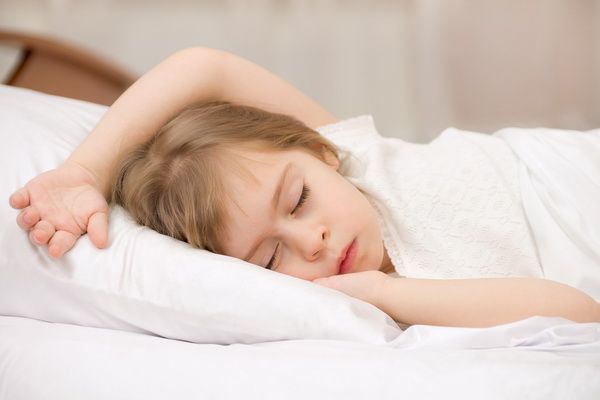Ce spune pozitia de somn a unui copil despre personalitatea sa