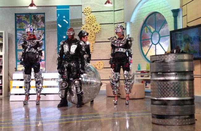 Show senzational cu roboti SF si un fost dansator Chippendales. Ce artista din Romania ia cu asalt Europa si Emiratele Arabe