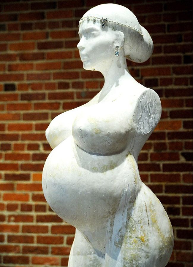 Te-ai gandit vreodata cum arata Kim Kardashian gravida si goala? Un artist american a facut o statuie nud, in marime naturala, a starletei insarcinate