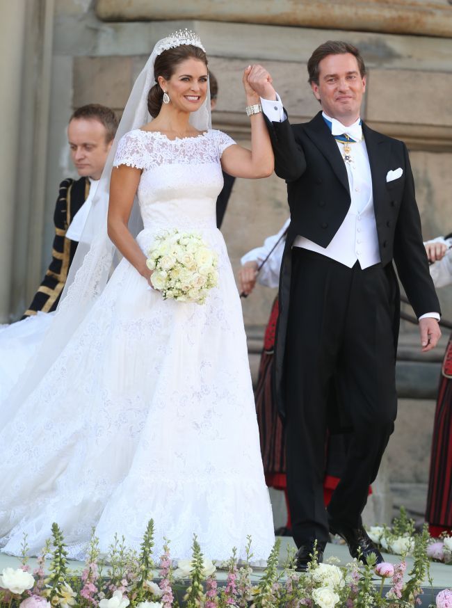 Printesa Madeleine, fiica cea mica a regelui Suediei, s-a casatorit intr-o superba rochie Valentino. E mai frumoasa decat cea a lui Kate Middleton?