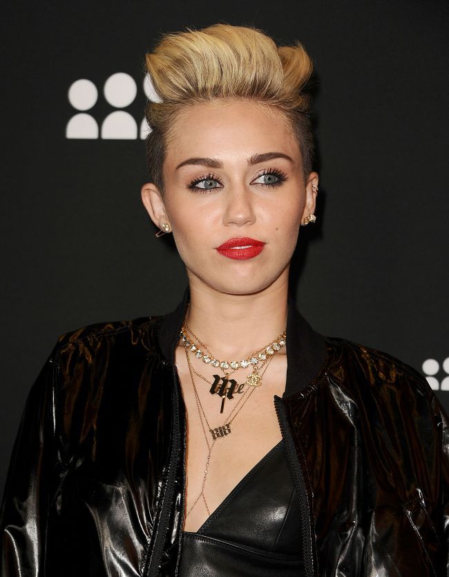 Dupa ce a fost facuta urata, Miley Cyrus isi ia revansa. Vedeta a purtat un top minuscul si pantaloni jumatate blugi-jumatate trening, la o aparitie publica