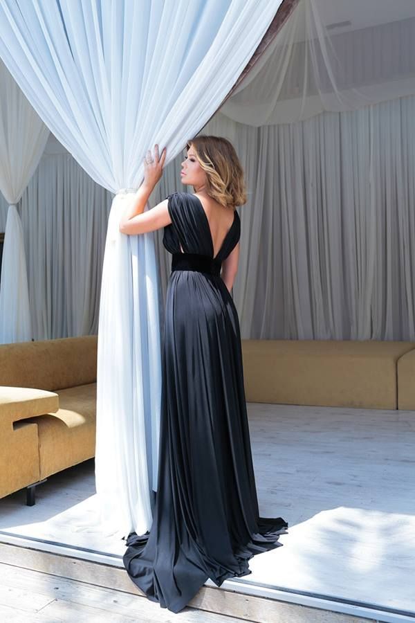 Gina Pistol, sedinta foto indrazneata pentru o colectie de moda: a pozat intr-o rochie transparenta, fara sutien
