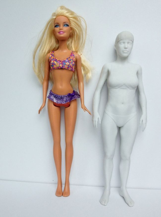 Cum arata papusa Barbie cu dimensiunile unei femei normale? Imaginile pe care ar trebui sa le vada toate adolescentele