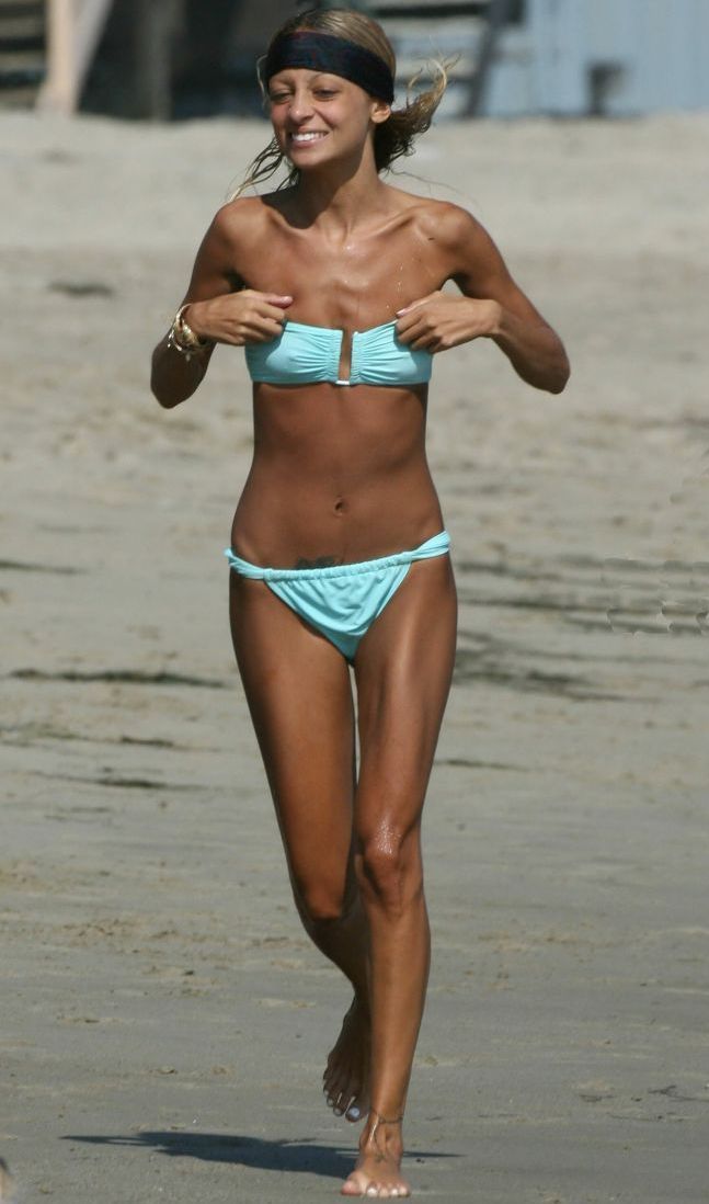 Nicole Richie a depasit perioada tulburarilor alimentare si e mai sexy ca niciodata. Vezi cum arata in bikini fosta anorexica