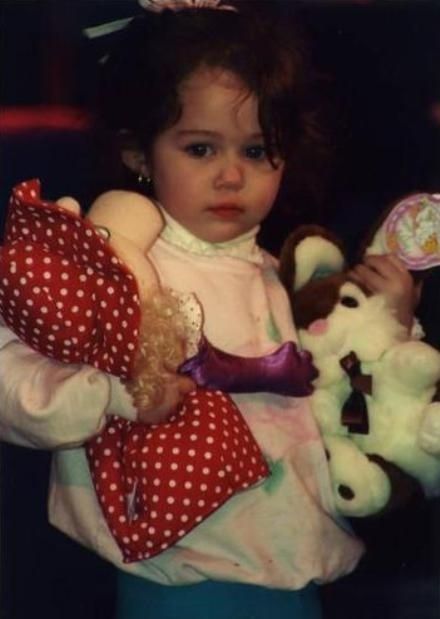 De la o fetita adorabila, la o diva aflata in centrul scandalurilor. 11 fotografii cu transformarea lui Miley Cyrus