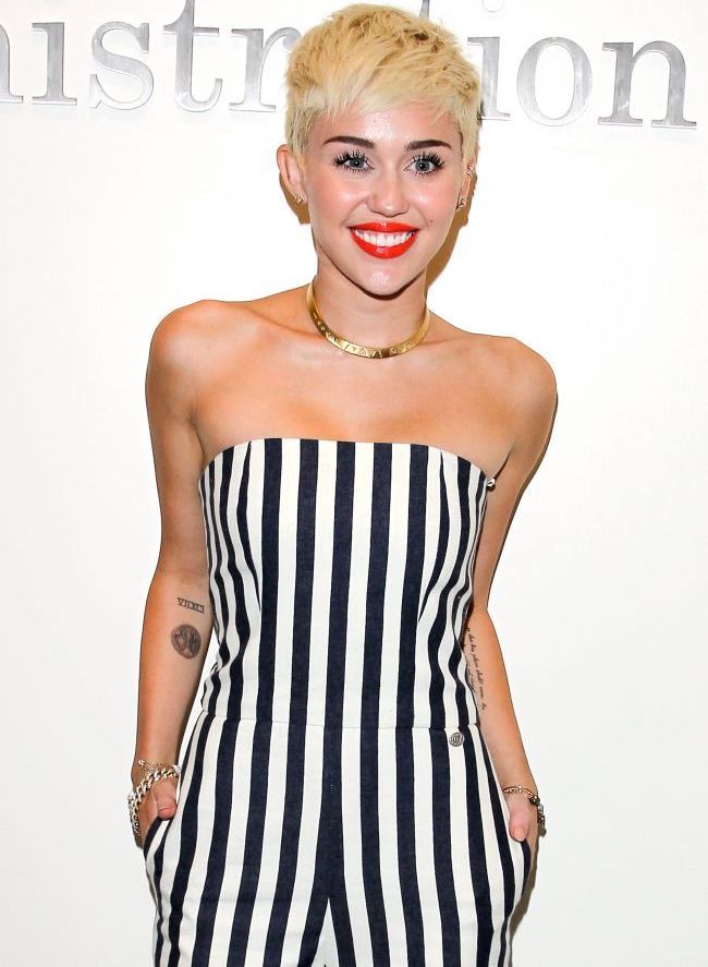 Miley Cyrus si-a facut un nou tatuaj. Vezi cum a aparut vedeta in public