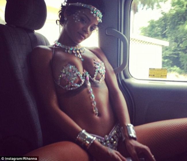 Dezmat total. Rihanna a facut show sexy la carnavalul din Barbados intr-un costum care nu a lasat loc de interpretari