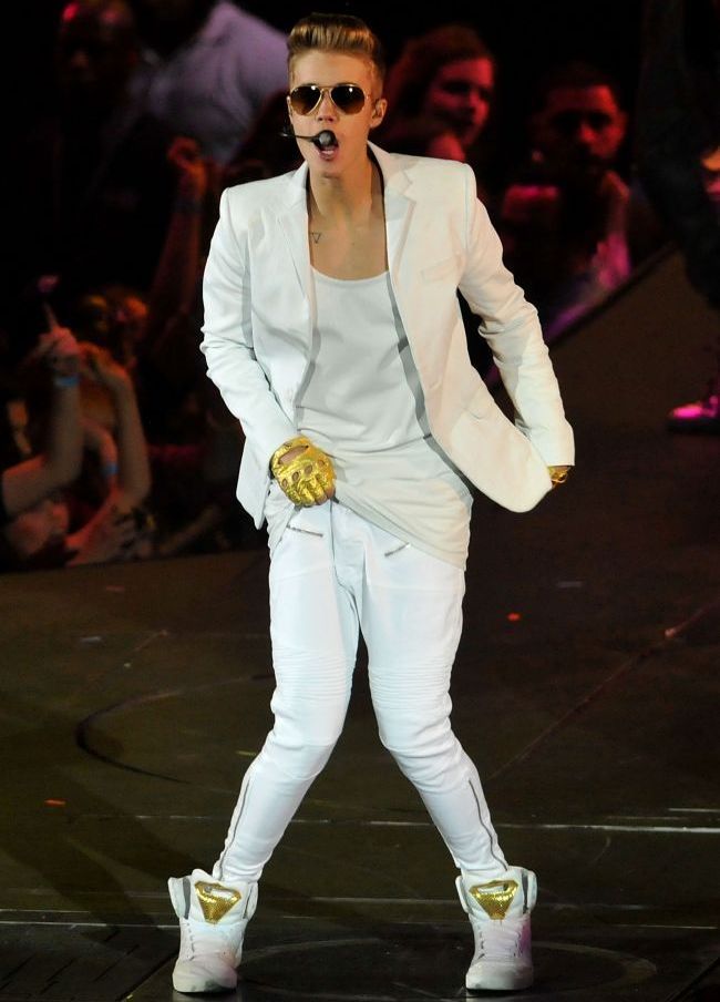 Justin Bieber, umilit: Trage-ti pantalonii pe tine si nu mai fuma, fetita ce esti! Cine l-a facut de ras pe star