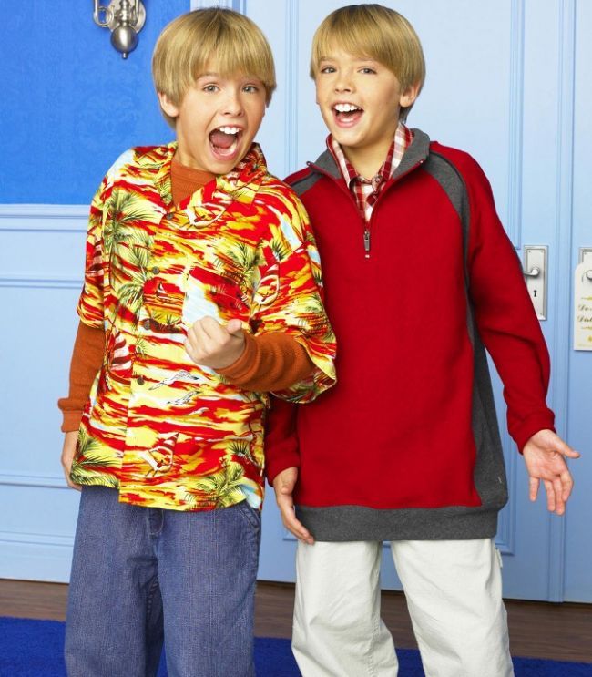 Ii mai tii minte pe gemenii din serialul The Suite Life of Zach & Cody? Uite cum arata dupa aproape 10 ani de la debutul show-ului