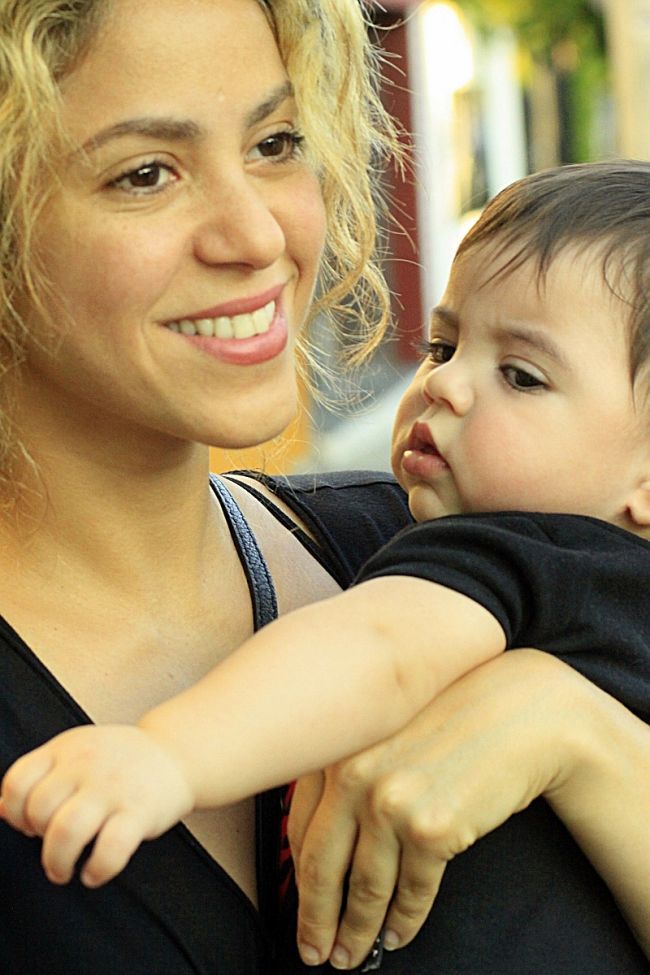 Shakira a iesit la cumparaturi impreuna cu baietelul sau. Vezi cat de adorabil este micutul Milan