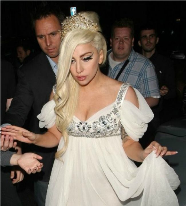 Lady Gaga ingrozeste trecatorii. Vedeta a iesit pe strada machiata ca pentru un film horror&nbsp;