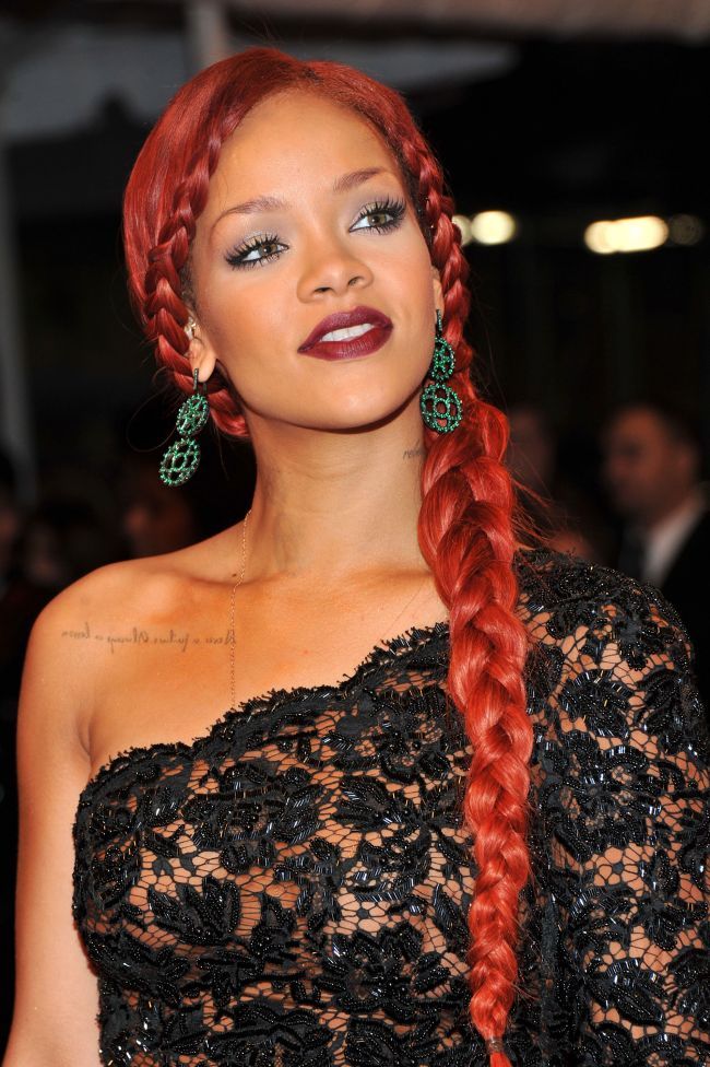 Rihanna s-a transformat intr-o reclama ambulanta. Vezi cum a iesit imbracata pe strada