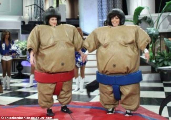 Khloe Kardashian si Kris Jenner, obeze si cu burti uriase. Imaginile in care n-o sa le recunosti