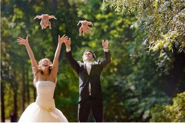 7 fotografii de nunta inedite. Vezi imaginile care i-au facut pe invitati sa rada cu lacrimi cand au primit albumul de nunta