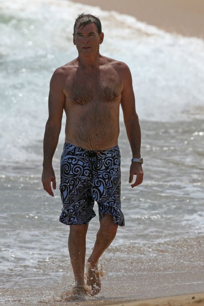 Pierce Brosnan si-a luat sotia si a fugit in Hawaii. Uite cum isi petrec cei doi vacanta
