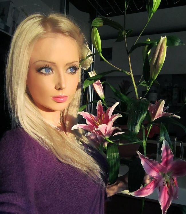 O noua Barbie umana ia lumea cu asalt. Cum arata tanara care nu are nevoie de machiaj pentru a arata ca o papusa