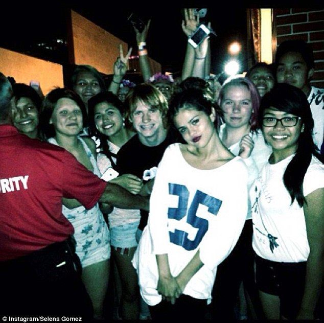 Desi epuizata, Selena Gomez nu uita de fanii ei. Ce gest frumos a facut vedeta pentru ei