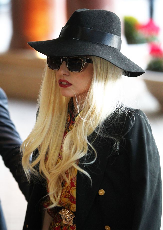 Pe urmele palarierului nebun. Lady Gaga a aparut in public cu un accesoriu de cap care i-a lasat masca pe cei din jur